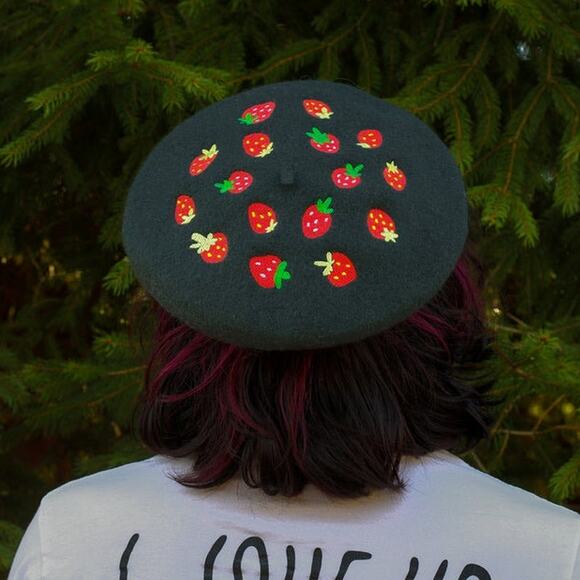 Clammy Heart Strawberries Embroidered Beret Wool Blue - Picture 1 of 6